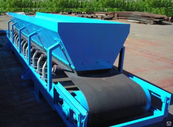 Ленточный питатель для перемещения песка